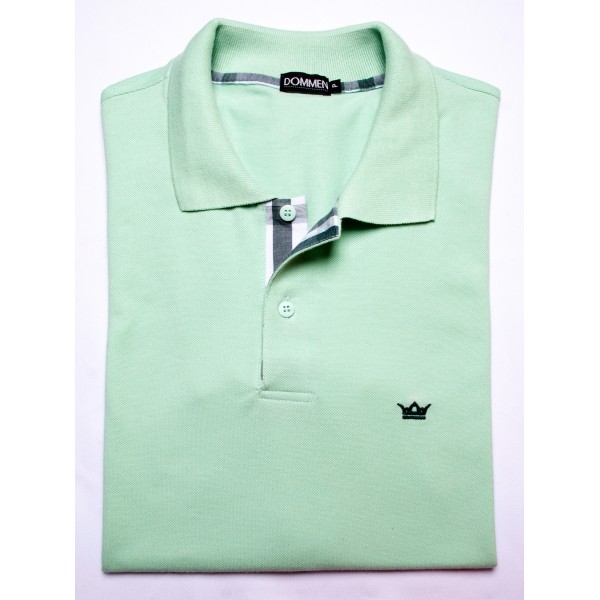 Camisa polo verde claro com detalhe xadrez