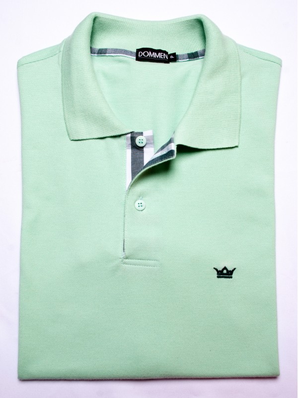 Camisa polo verde claro com detalhe xadrez
