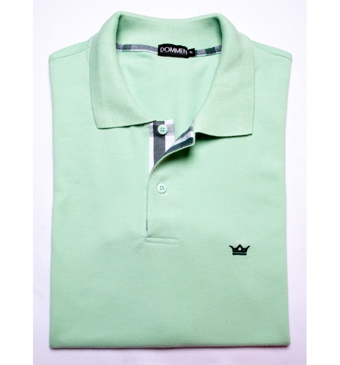 Camisa polo verde claro com detalhe xadrez