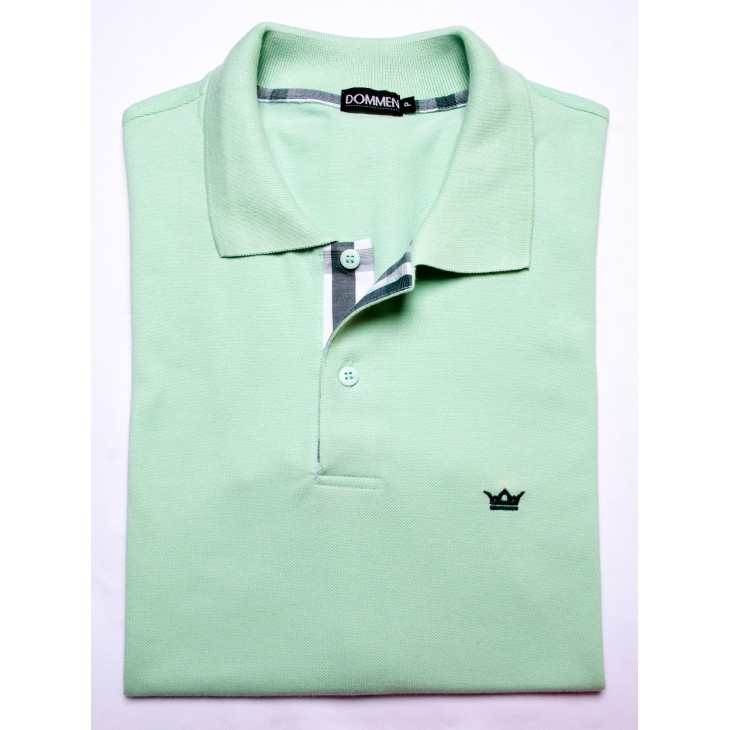 Camisa polo verde claro com detalhe xadrez