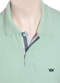 Camisa polo verde claro com detalhe xadrez
