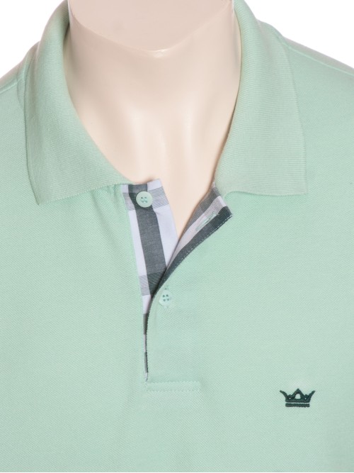 Camisa polo verde claro com detalhe xadrez Camisa polo verde claro com detalhe xadrez