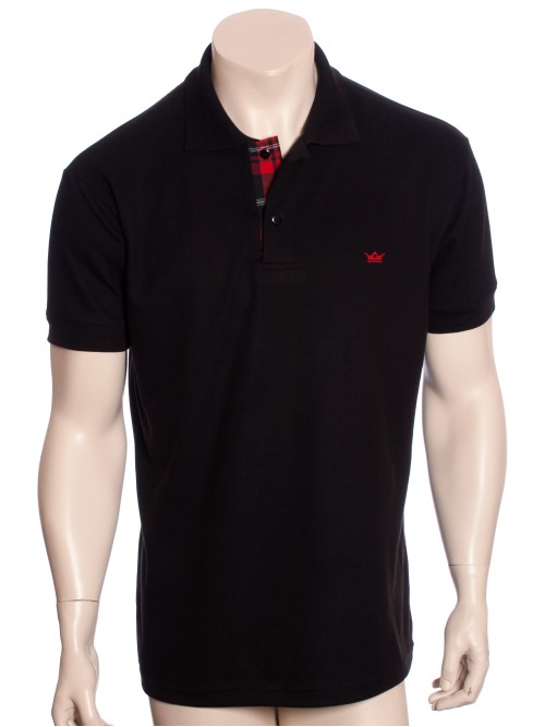 Camisa polo preta com detalhe xadrez vermelho