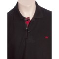 Camisa polo preta com detalhe xadrez vermelho