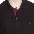 Camisa polo preta com detalhe xadrez vermelho