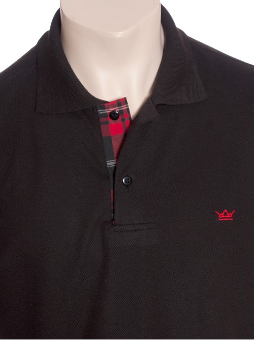 Camisa polo preta com detalhe xadrez vermelho