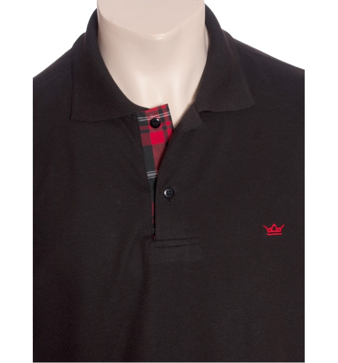 Camisa polo preta com detalhe xadrez vermelho Camisa polo preta com detalhe xadrez vermelho