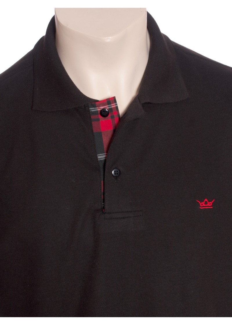 Camisa polo preta com detalhe xadrez vermelho