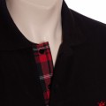 Camisa polo preta com detalhe xadrez vermelho