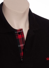 Camisa polo preta com detalhe xadrez vermelho