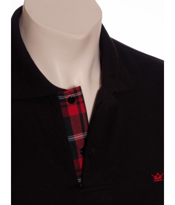 Camisa polo preta com detalhe xadrez vermelho