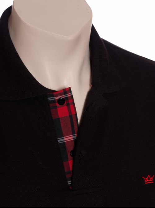 Camisa polo preta com detalhe xadrez vermelho