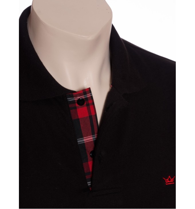 Camisa polo preta com detalhe xadrez vermelho Camisa polo preta com detalhe xadrez vermelho