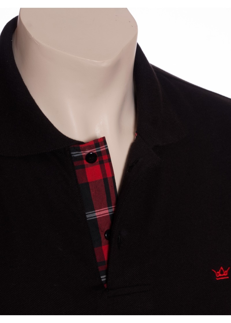 Camisa polo preta com detalhe xadrez vermelho