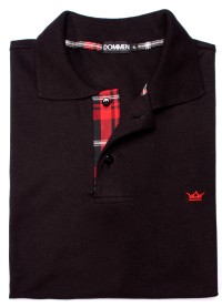 Camisa polo preta com detalhe xadrez vermelho