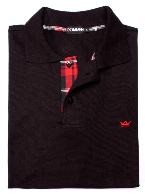 Camisa polo preta com detalhe xadrez vermelho