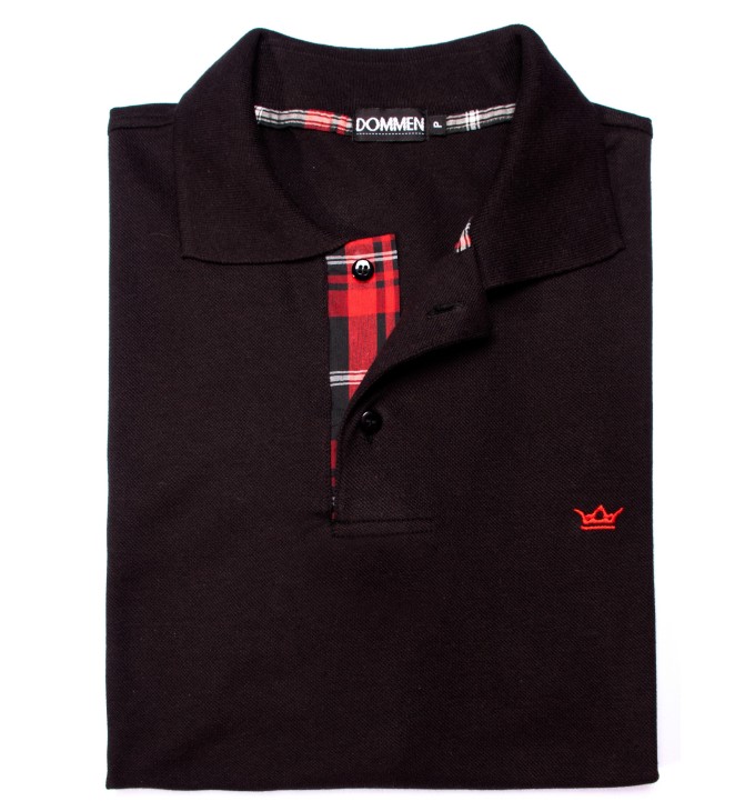 Camisa polo preta com detalhe xadrez vermelho Camisa polo preta com detalhe xadrez vermelho