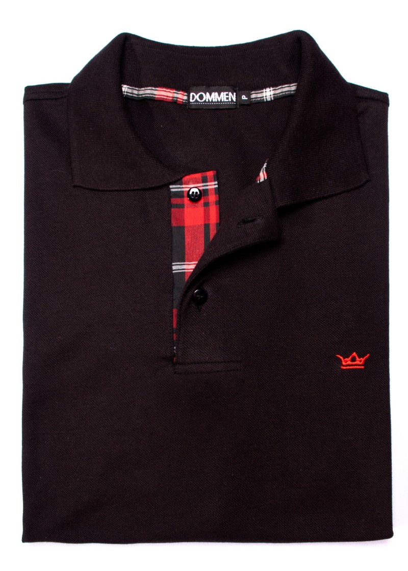 Camisa polo preta com detalhe xadrez vermelho