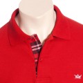 Camisa polo vermelha com detalhe xadrez