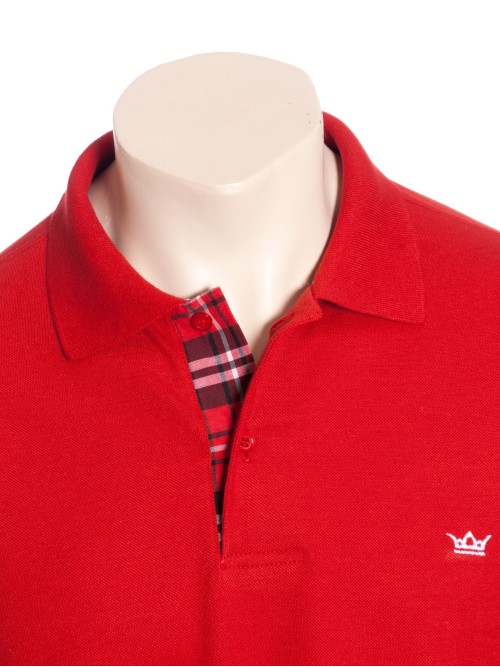 Camisa polo vermelha com detalhe xadrez
