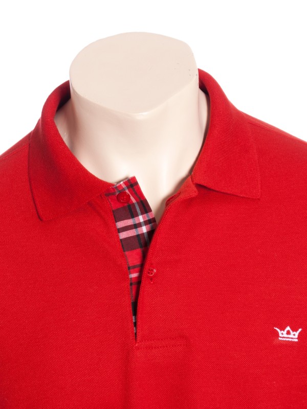 Camisa polo vermelha com detalhe xadrez