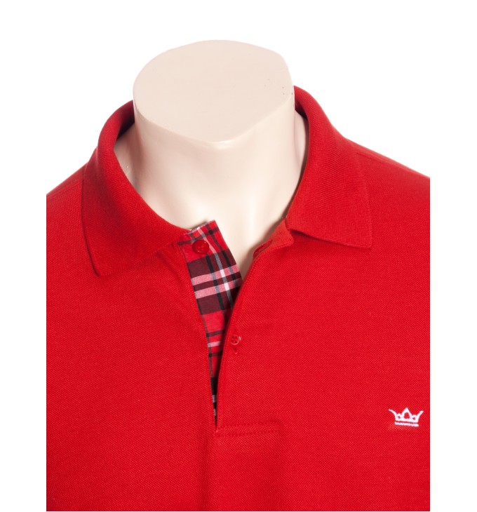 Camisa polo vermelha com detalhe xadrez
