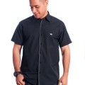Camisa social masculina de tricoline manga curta com detalhe na frente, preta