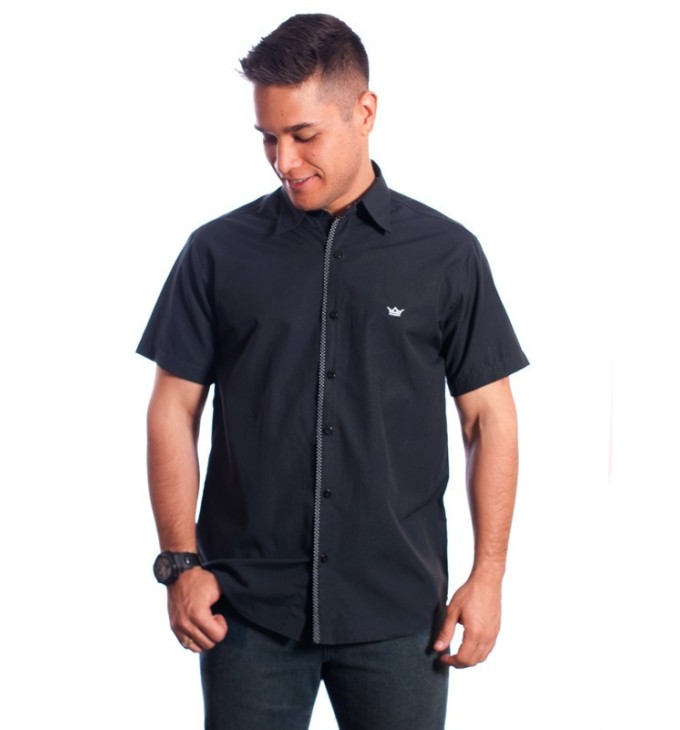 Camisa social masculina de tricoline manga curta com detalhe na frente, preta