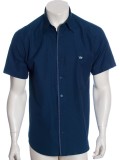 Camisa social masculina de tricoline manga curta com detalhe na frente, marinho