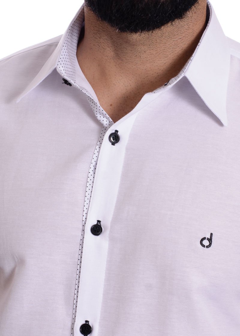 Camisa social branca com detalhe poá