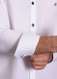 Camisa social branca com detalhe poá