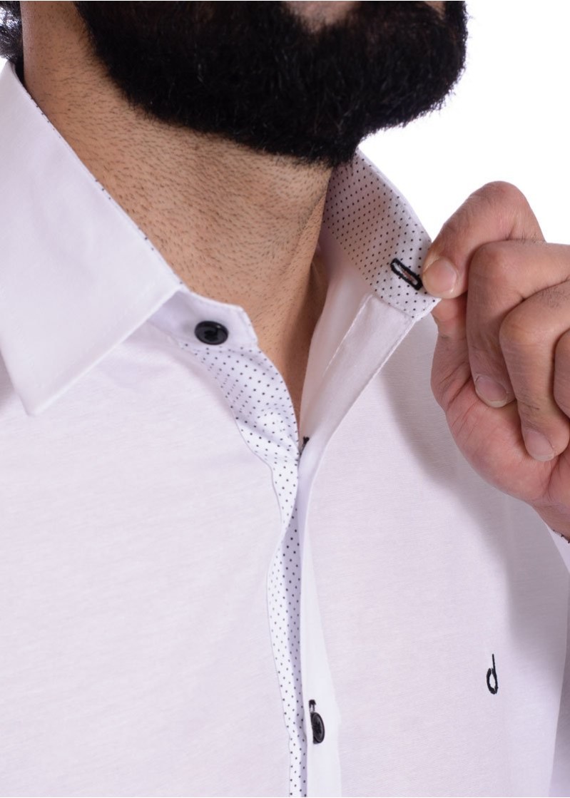 Camisa social branca com detalhe poá