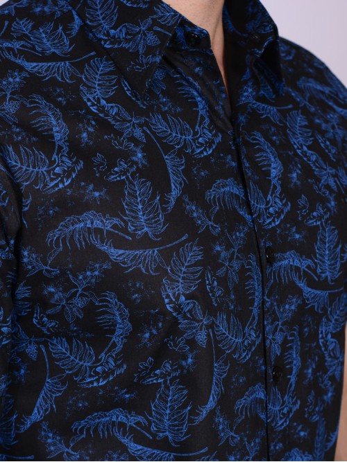 Camisa estampada azul com preto de algodão manga curta