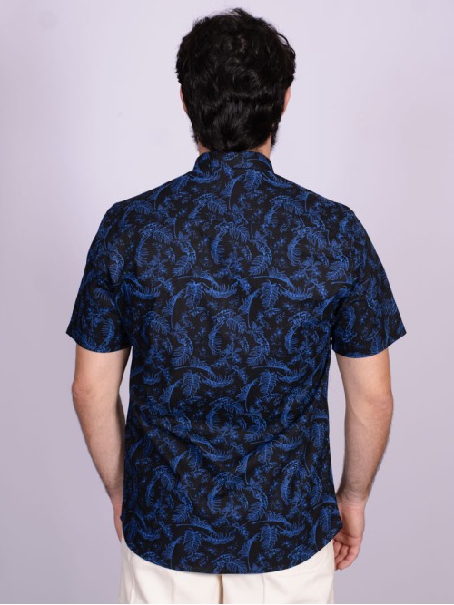 Camisa estampada azul com preto de algodão manga curta