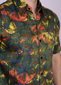 Camisa estampada verde musgo de algodão manga curta