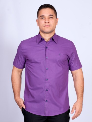 Camisa social roxa com detalhes de manga curta