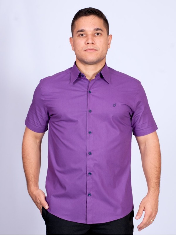 Camisa social roxa com detalhes de manga curta