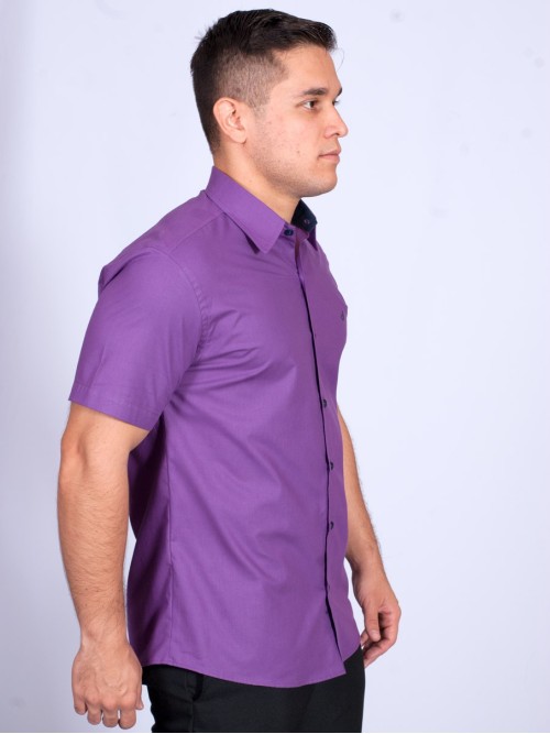 Camisa social roxa com detalhes de manga curta