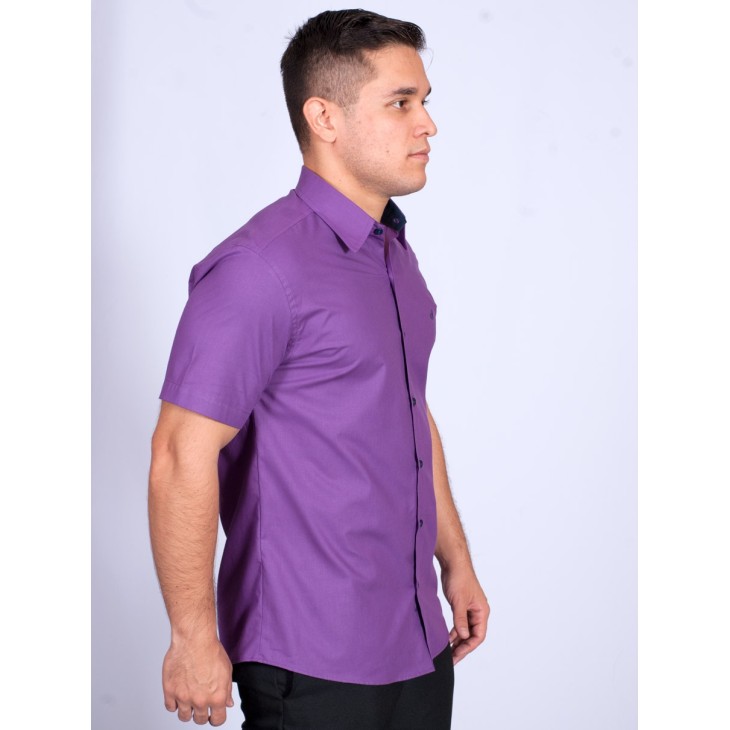 Camisa social roxa com detalhes de manga curta