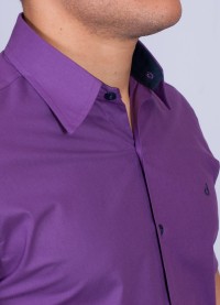 Camisa social roxa com detalhes de manga curta