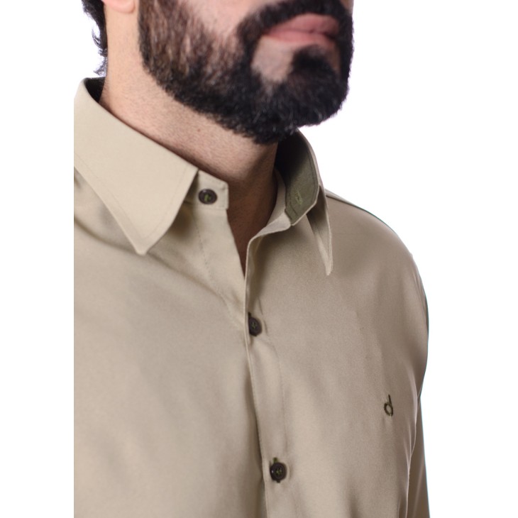 Camisa social masculina caqui com detalhes de microfibra manga longa