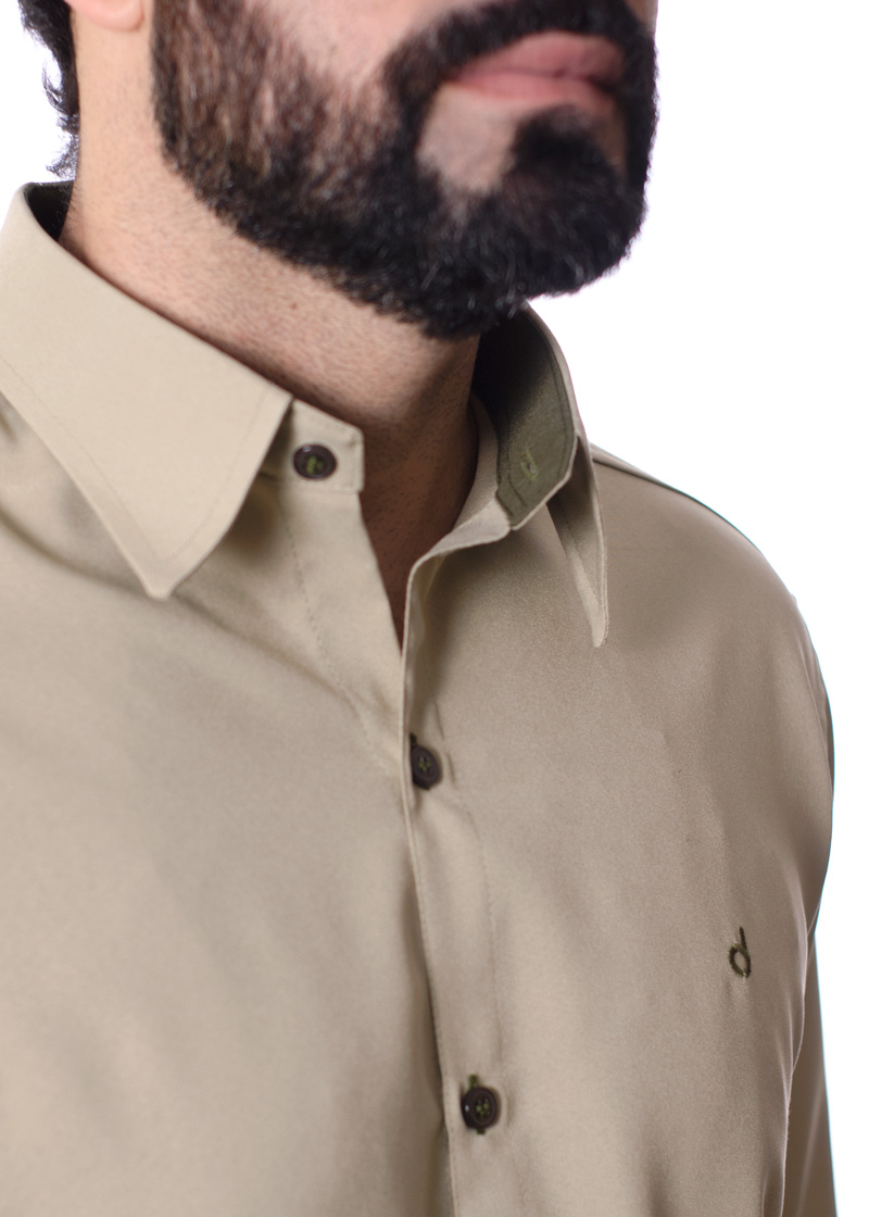 Camisa social masculina caqui com detalhes de microfibra manga longa
