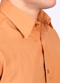 Camisa masculina ferrugem de tricoline manga longa detalhe