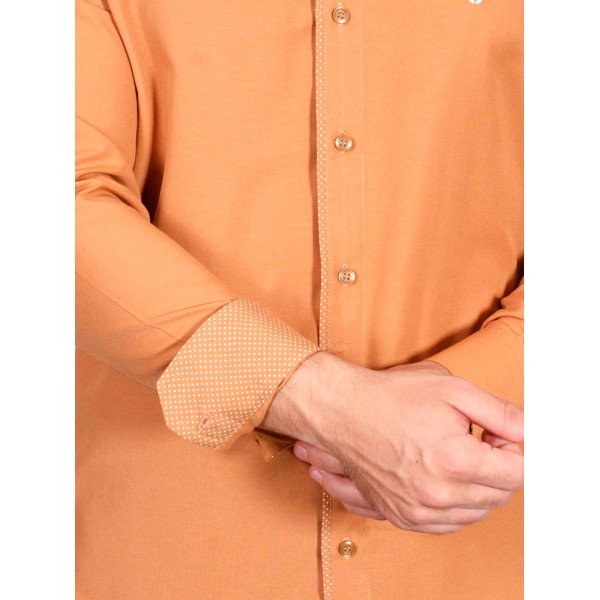 Camisa masculina ferrugem de tricoline manga longa detalhe