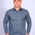 Camisa masculina cinza com detalhes de manga longa