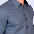 Camisa masculina cinza com detalhes de manga longa