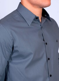 Camisa masculina cinza com detalhes de manga longa