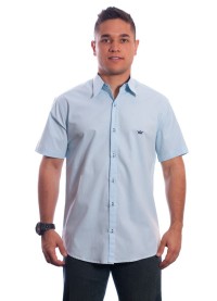 Camisa azul claro masculina manga curta detalhe