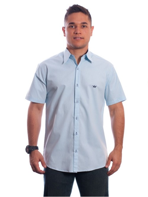 Camisa azul claro masculina manga curta detalhe