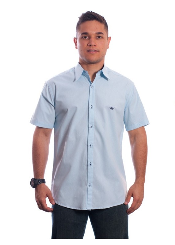 Camisa azul claro masculina manga curta detalhe